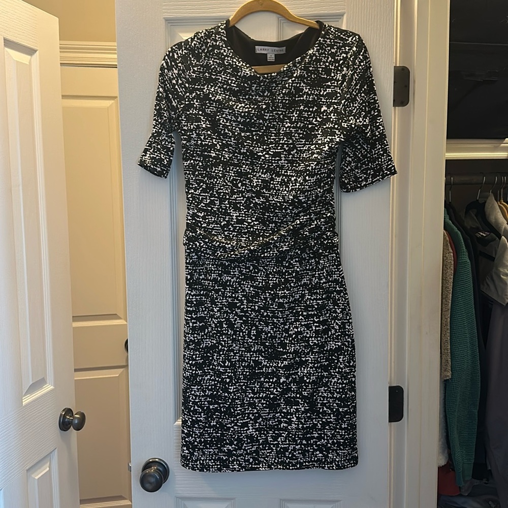 Never worn round neck Larry Levine professional 3/4 sleeve knee length dress.